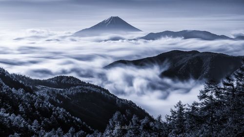 View with sea of clouds (Blue ink version)