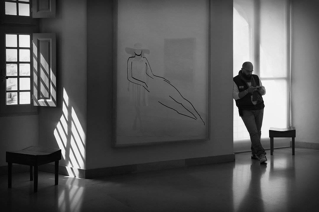 тень, стена, окна, девушка, шляпа, картина, музей, зал, отражение, охранник, тубаретка, свет, пикассо, ALLA SOKOLOVA