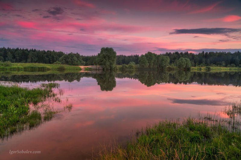 закат, озеро, пейзаж, отражение, небо, трава, облака Закат у тихого озера фото превью