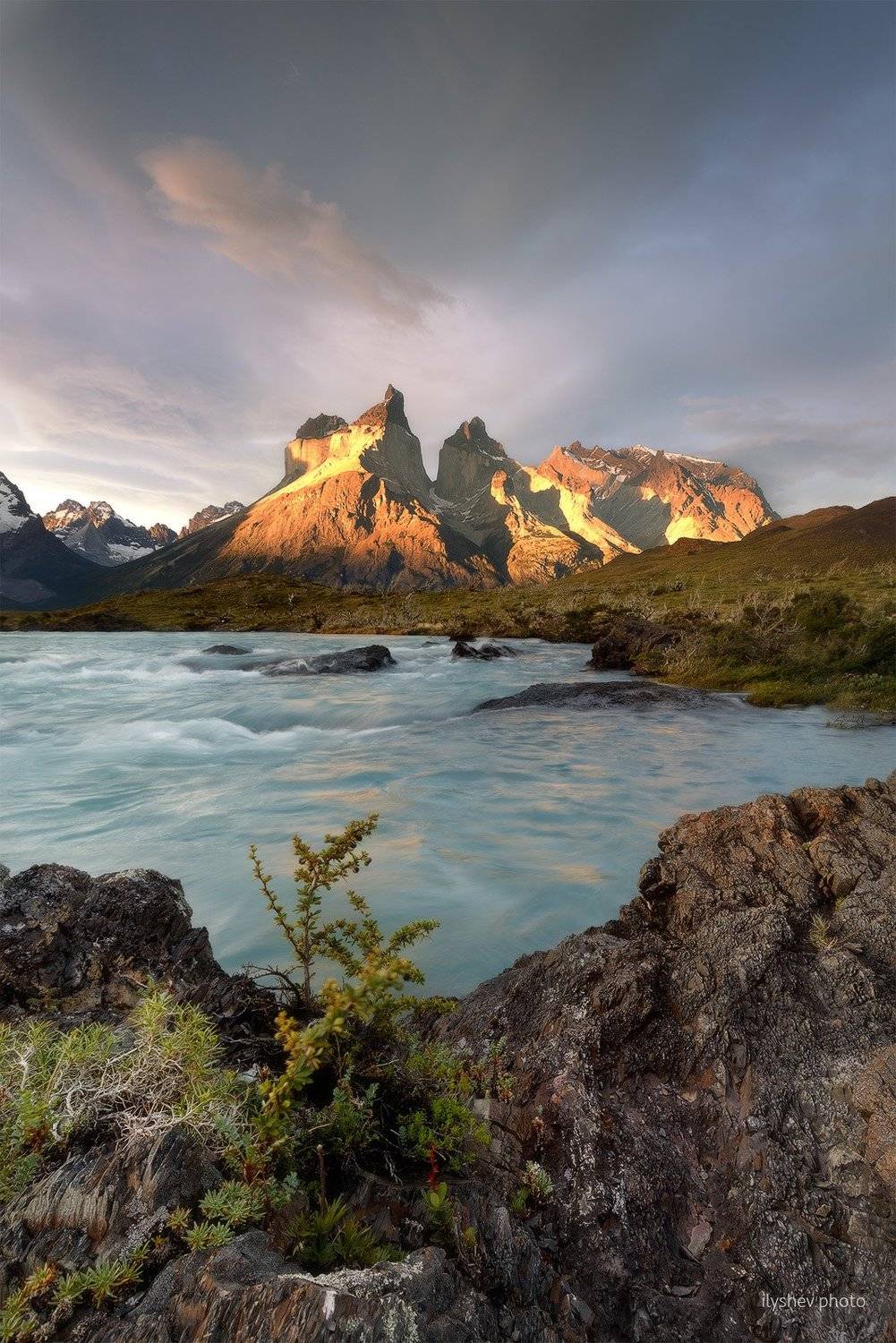 пейзаж, закат, природа, Чили, Патагония, золотой час, фототур, горы, торрес дель пайне, национальный парк, перо, река, озеро, небо, Dmitry Ilyshev