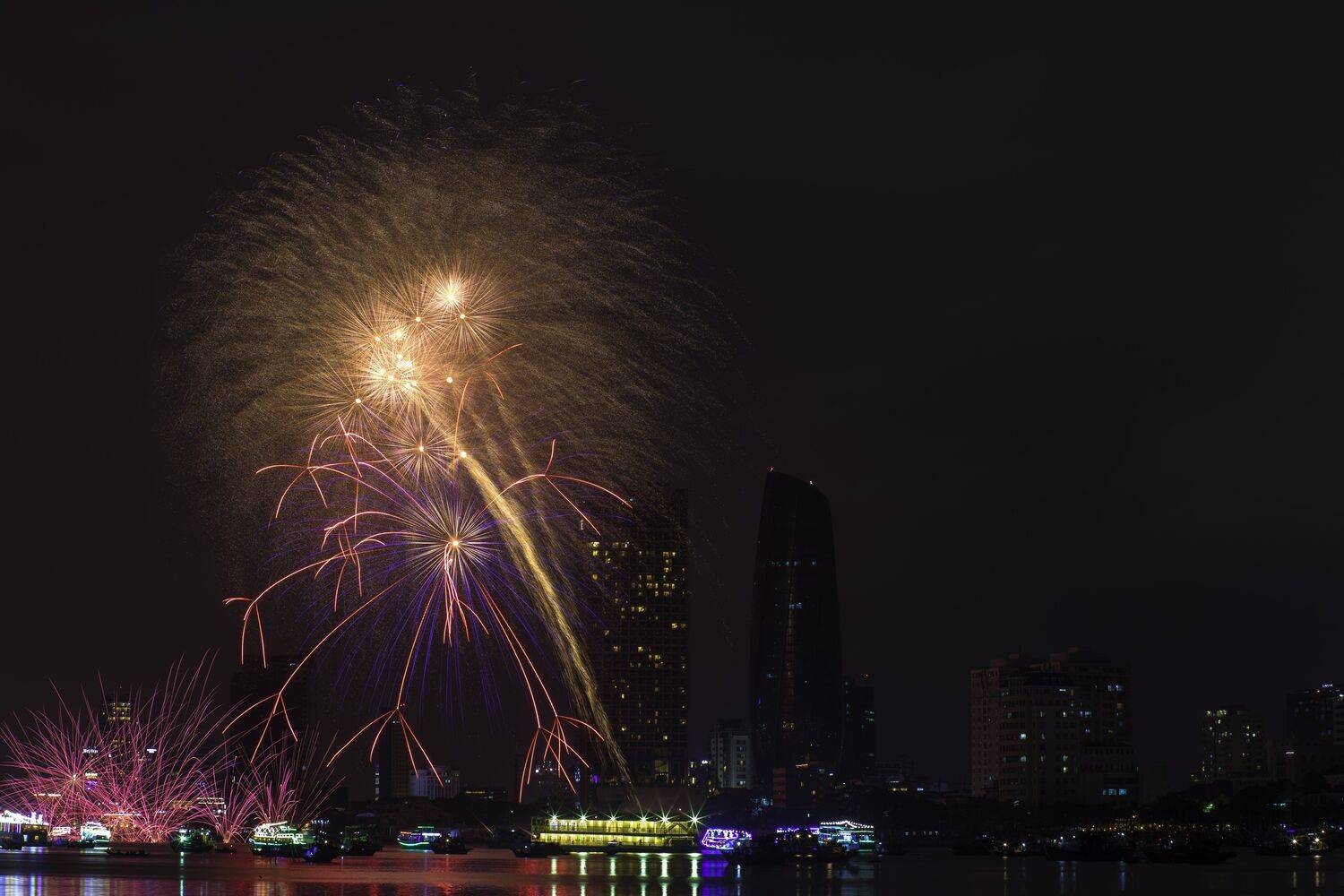 lễ hội ph&aacute;o hoa đ&agrave; nẵng việt nam, vannguyenhop29@gmail.com