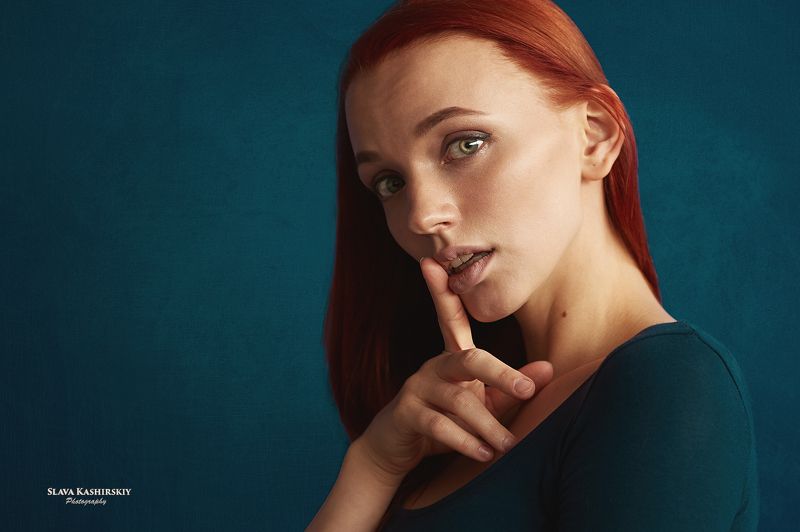 полина, огненные волосы, рыжая, глаза, синий фон Polina фото превью