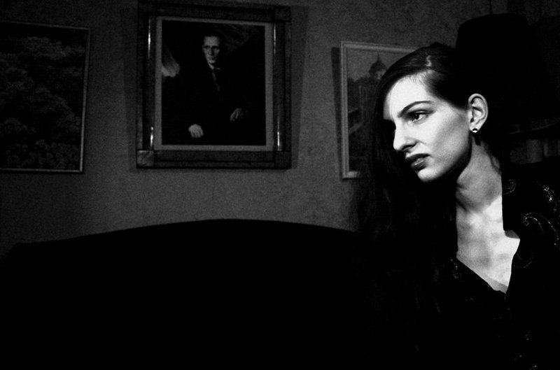 Злая в интерьере фото превью