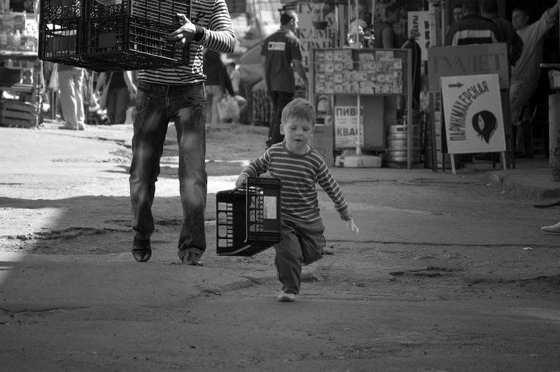 малыш, помощник ... папа, я тебе помогу донести... фото превью