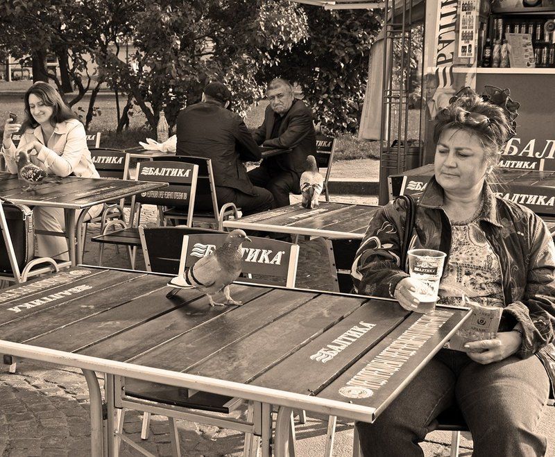 Про разное одиночество за соседними столиками фото превью