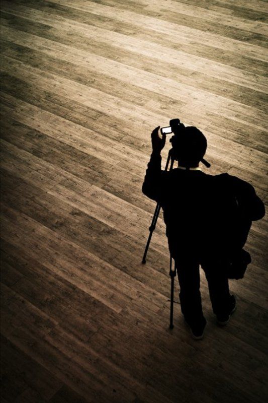 интерра, видеограф, человек, силуэт, тени, штатив, видеокамера, съемка, паркет, кофейный, контраст Видеограф фото превью