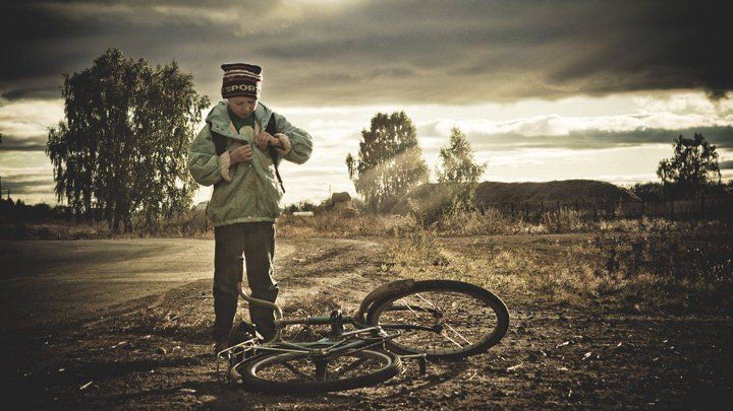 деревня, село, сельская, местность, поселок, дорога, обочина, мальчик, велик, велосипед, застегивает, пуговицу, пуговица, пейзаж, облачность, луч, лучик, солнца, Vasily Kuleshov