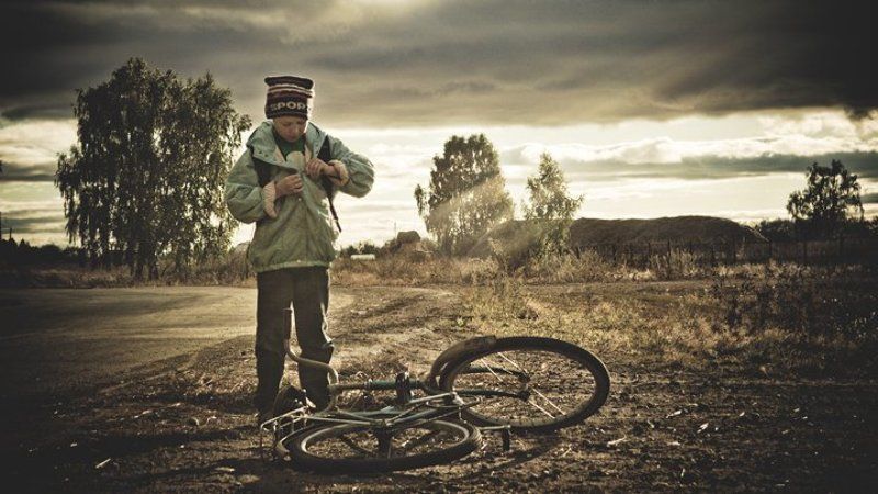 деревня, село, сельская, местность, поселок, дорога, обочина, мальчик, велик, велосипед, застегивает, пуговицу, пуговица, пейзаж, облачность, луч, лучик, солнца На обочине фото превью