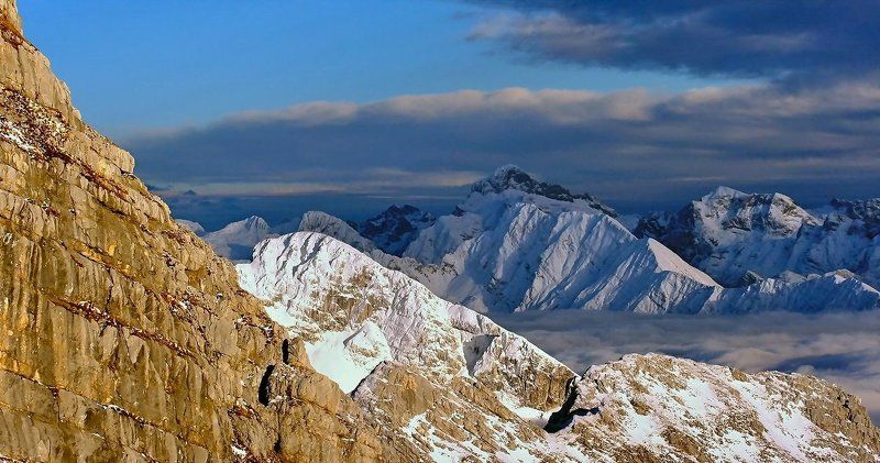 горы немного теплого на голубом (вариант) фото превью