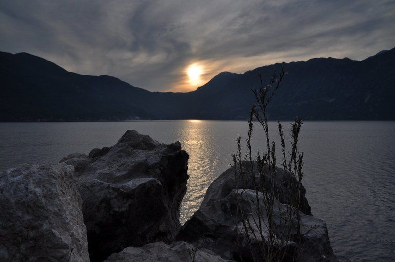 море, закат, камни Последние лучи солнца фото превью