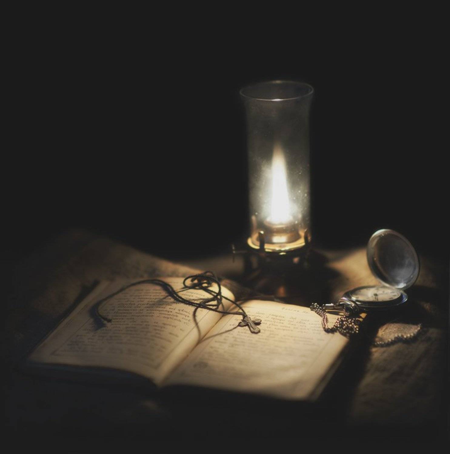 лампа, книга, крестик, Алексей