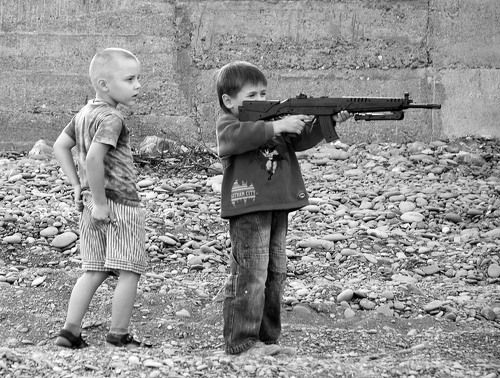 Почему мальчишки играют в войну ?..