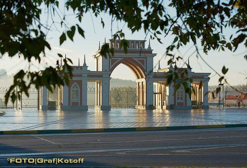 В осеннем парке городском вальсирует листва.....