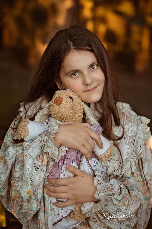 дети, село, отдых, лето, курица, петух, портрет, тепло, игрушка, плюшевая, girl, toy, plush Девочка с любимой игрушкой - Girl with her favorite plush toy фото превью