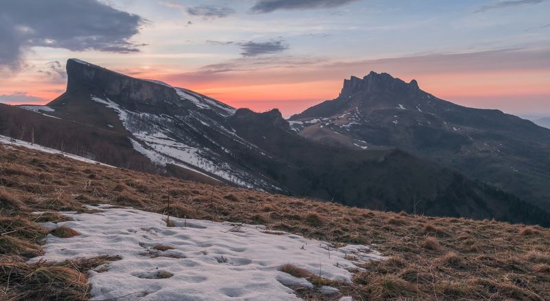 Мы шагаем налегке , посланные за закатом с рюкзаком ! фото превью