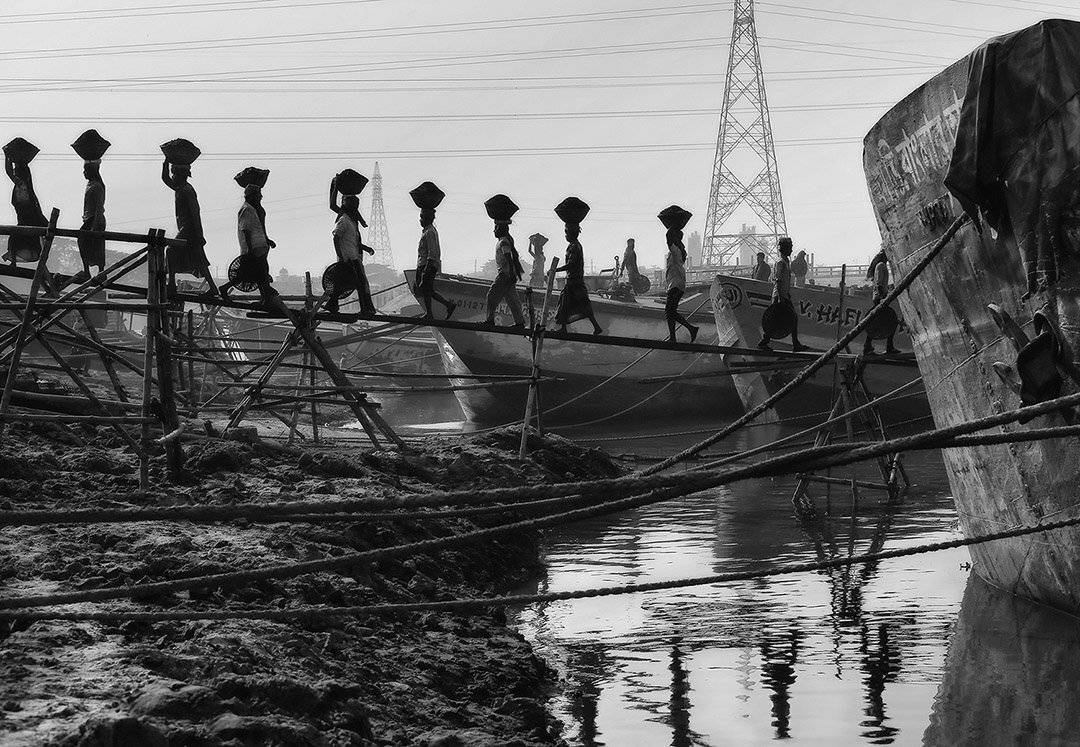 разгрузка, уголь, корабль, канаты, грузчик, линии, провода, отражение, глина, корзина, люди, работники, работа, вода, бангладеш, ALLA SOKOLOVA