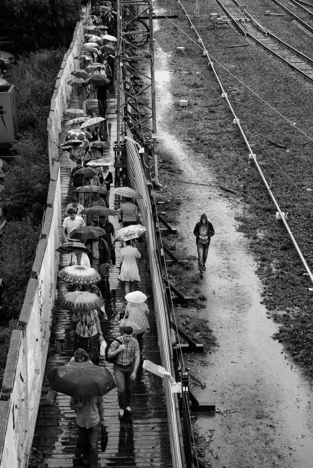дорога, жд, зонты, ч/б, чёрно-белая фотография, люди, толпа, пути, дождь , Ксения Соварцева