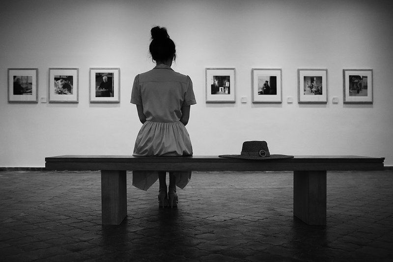 музей, зал, картины, искусство, зритель, ценитель, девушка, скамейка, шляпа В музее Пабло Пикассо фото превью