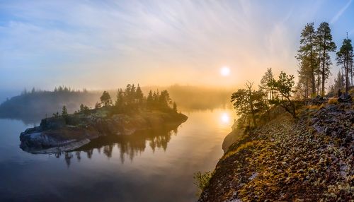 Остров-лайнер заходит в туманную бухту