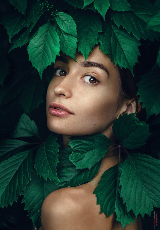 девушка, портрет, фото девушки, девушка в листве, взгляд девушки Лера фото превью