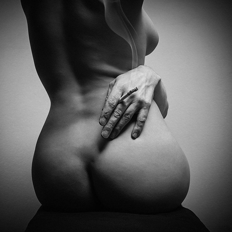 nude, woman, monochrome, body, sensuality, femininity, sexuality, back,cigarette, smoke  фото превью