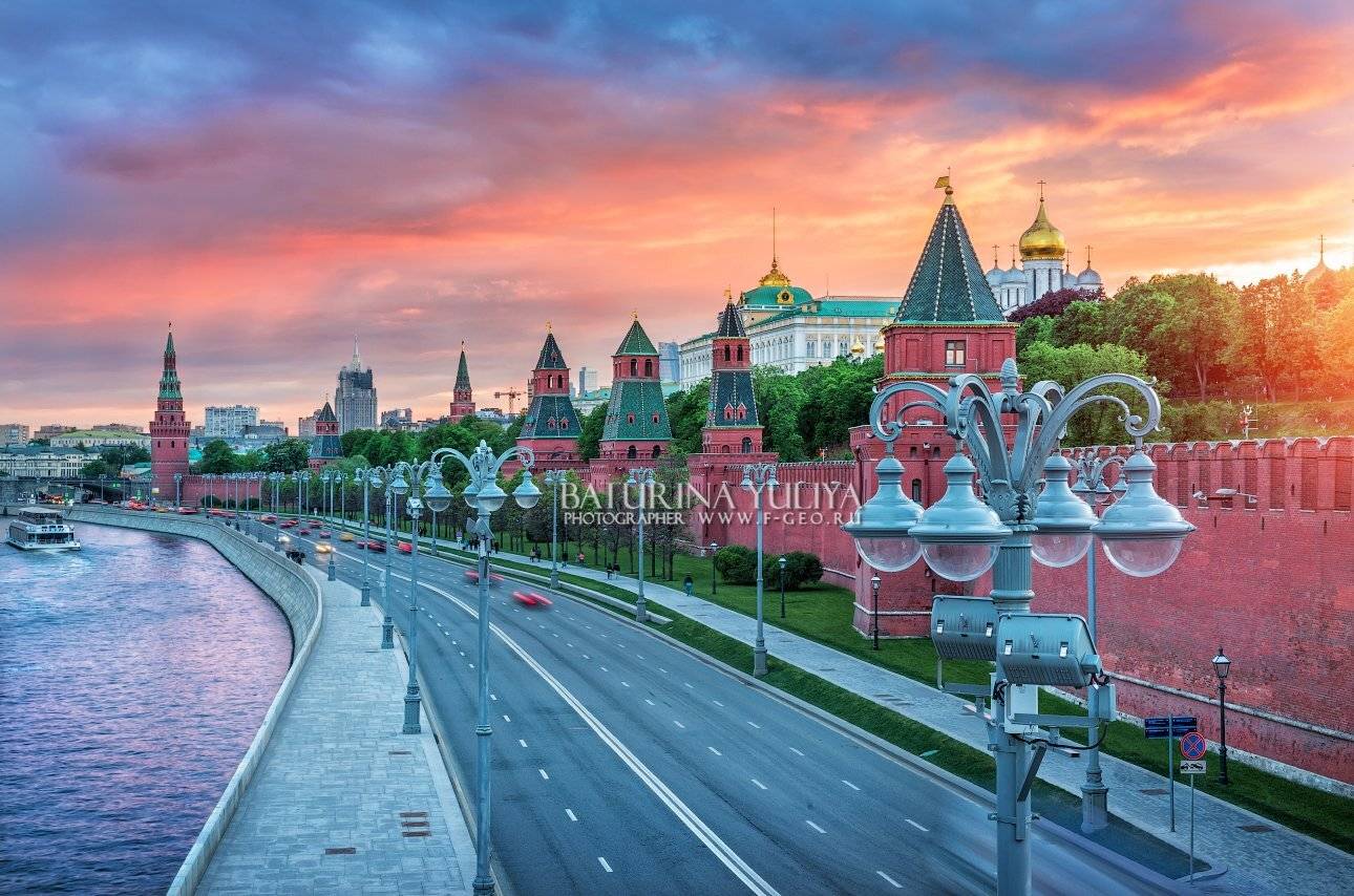 Красочный закат над кремлем. Автор: Юлия Батурина кремль, москва, закат, кремлевская набережная, москва-река, Юлия Батурина