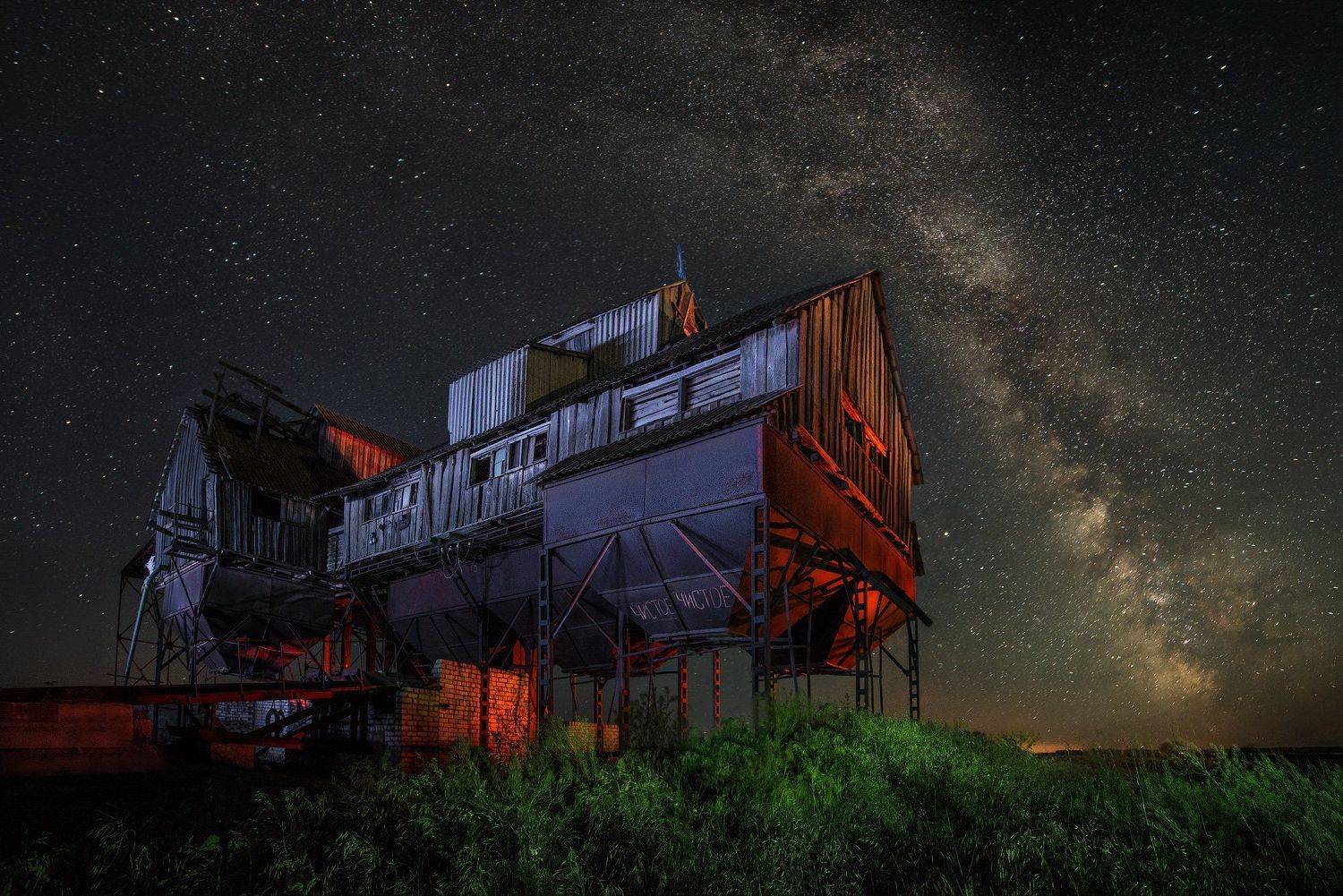 ночь, ночная съемка, звезды, млечный путь, старый, элеватор, разноцветный, цвет, поле, зерно, цветные фильтры, волгоградская область, дом, село, лето, Денис Богомолов