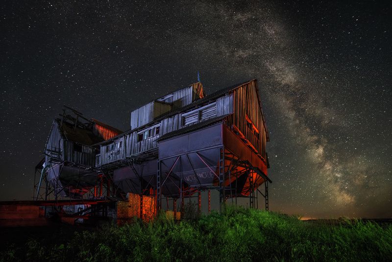 ночь, ночная съемка, звезды, млечный путь, старый, элеватор, разноцветный, цвет, поле, зерно, цветные фильтры, волгоградская область, дом, село, лето  фото превью