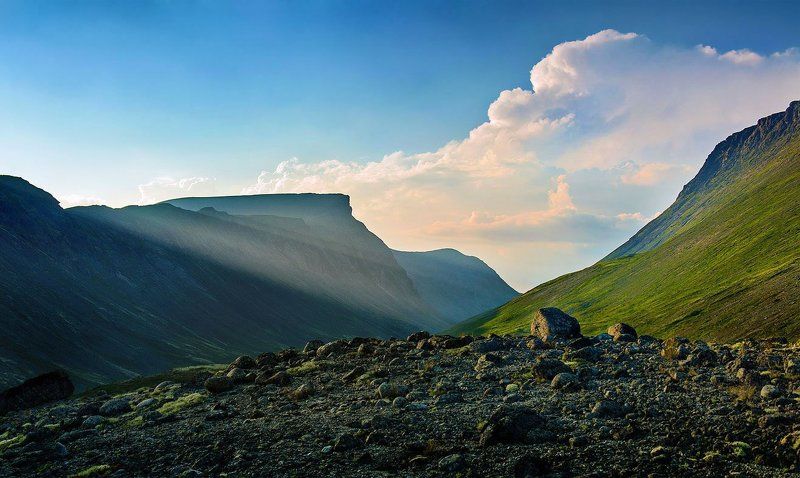 закат, хибины, горы, лето, вечер, небо, облака, кольский, север, заполярье, камни, скалы, вершина, долина, солнце, луч Закат в конце лета фото превью