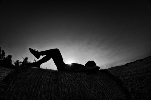 Вся в мечтах и надеждах, пропахшая сеном и полем