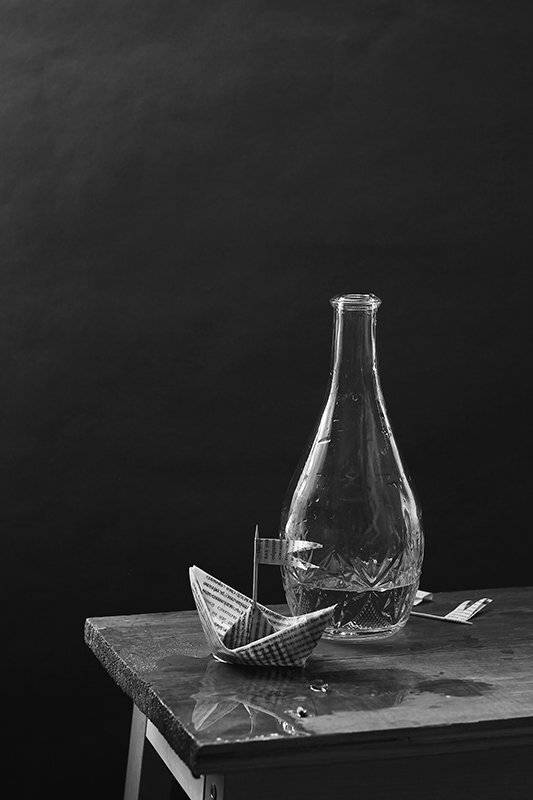 натюрморт, бумажный кораблик, черно-белое, Курочкина Диана