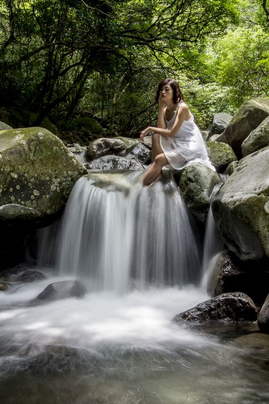 秘境溪流, 性感女孩, 白洋裝, Waterfall girl фото превью