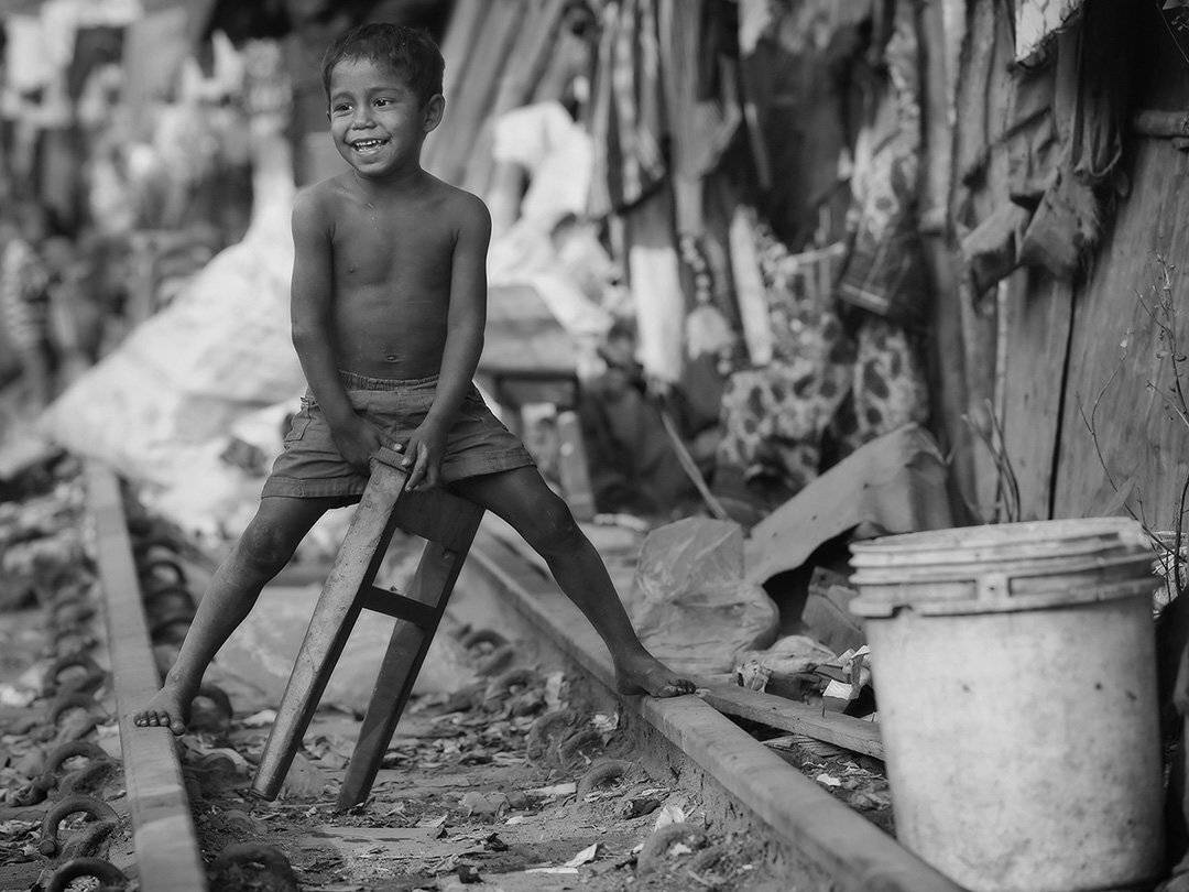 бангладеш, пыль, песок, грязь, мальчик, ведро, мусор, рельсы, босый, вселуха, счастье, улыбка, железная дорога, ALLA SOKOLOVA