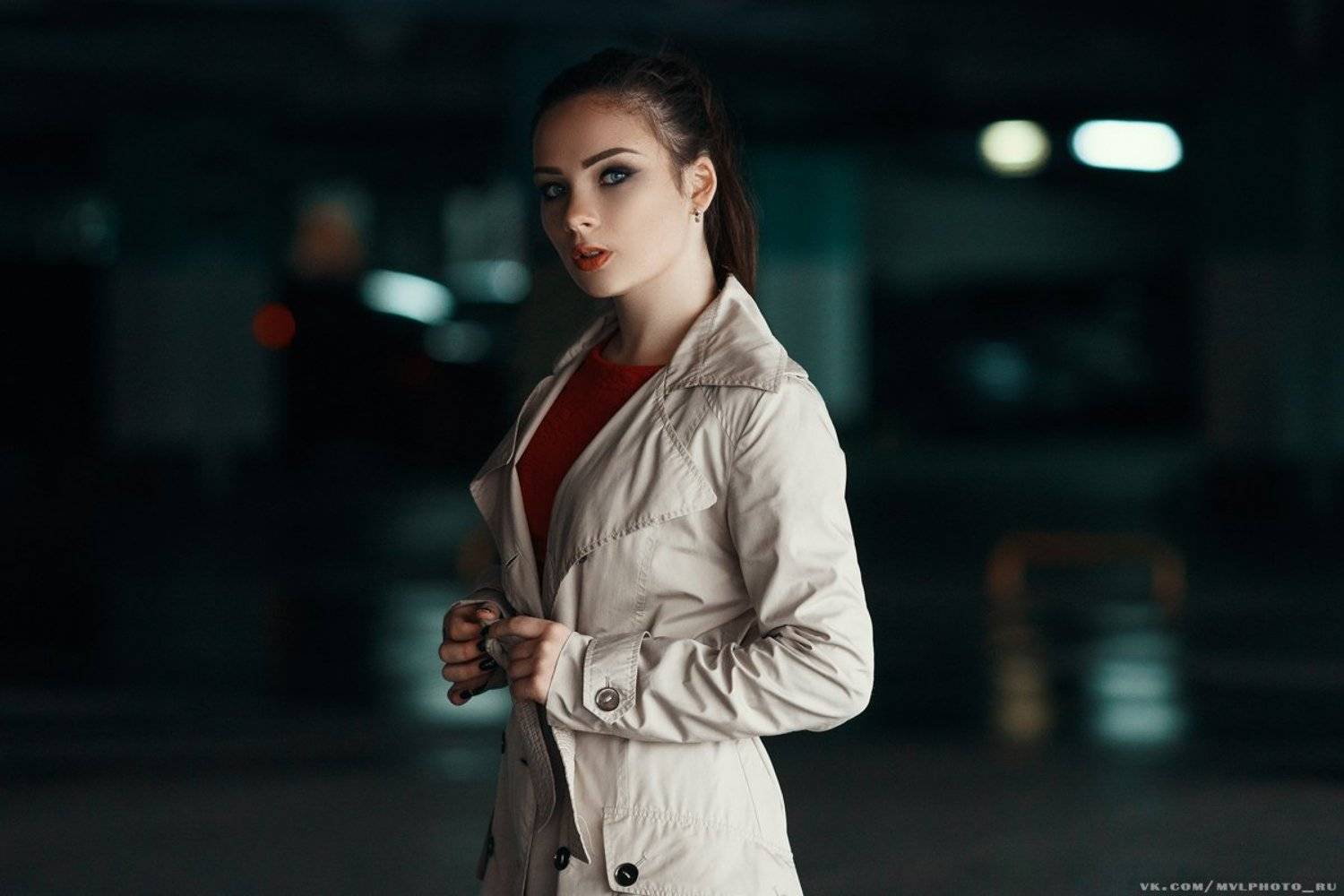 девушка, плащ, гараж, портрет, красивая, блики, Вадим Миронов