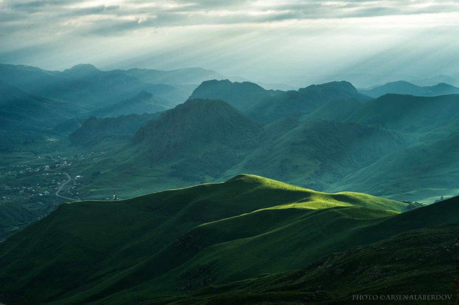 горы, предгорья, хребет, вершины, пики, восход, солнечный свет, скалы, холмы, долина, облака, путешествия, туризм, карачаево-черкесия, кабардино-балкария, северный кавказз , закат, свет, лучи, Арсен Алабердов