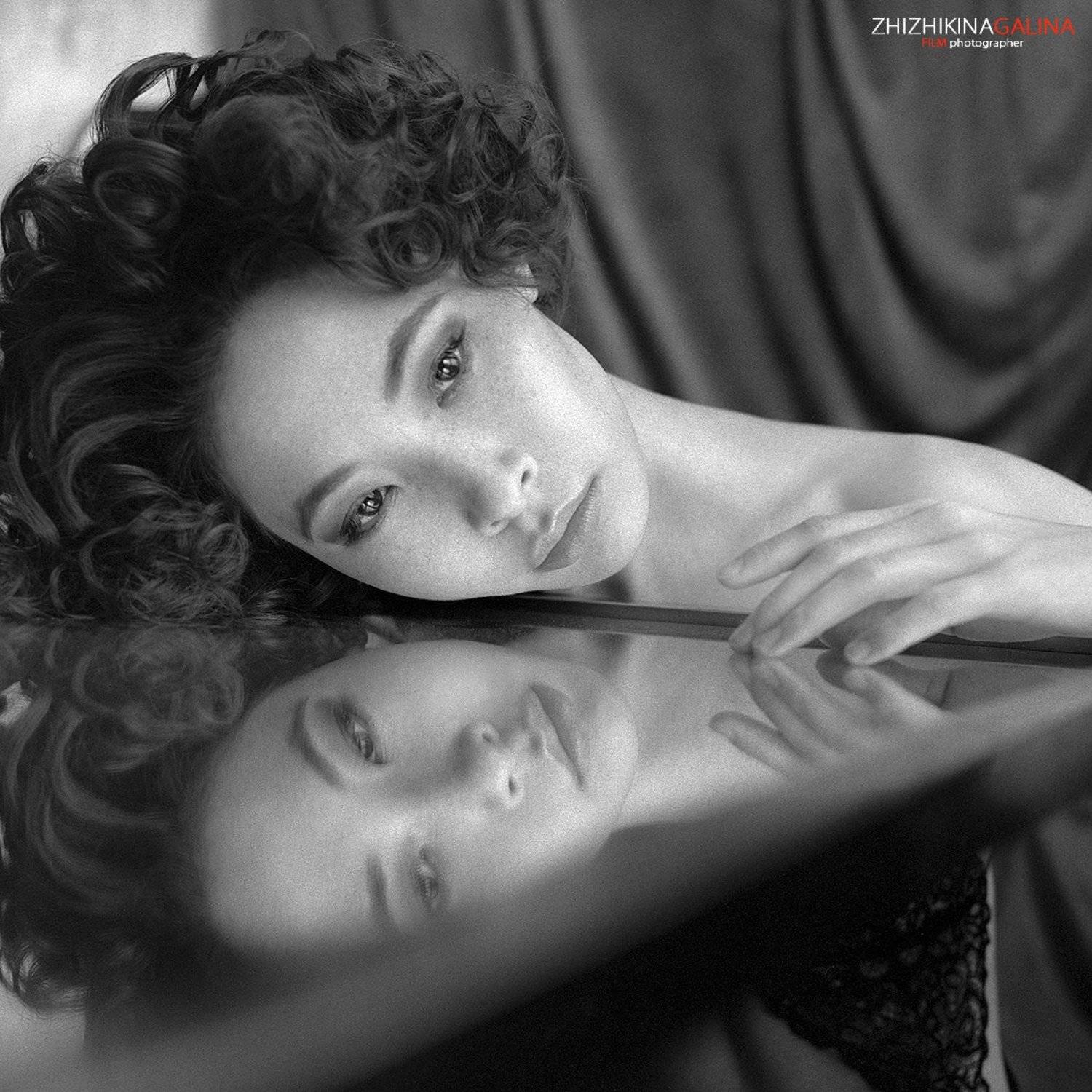 девушка, зеркало, модель, портрет, жанр, отражение, прикосновение, глаза, креатив, фотография, фотосессия, черно-белое, ч/б, 6х6, m-format, middle, film, b&w, soul, photo, photography, portrait, nature, black, art, nude, artnu, nu, Галина Жижикина