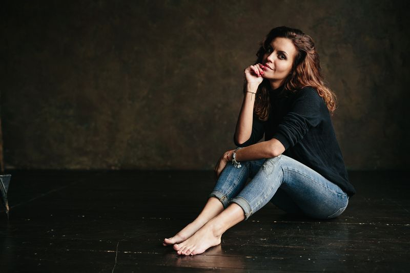 студия, свет, девушка, джинсы, портрет Галя фото превью