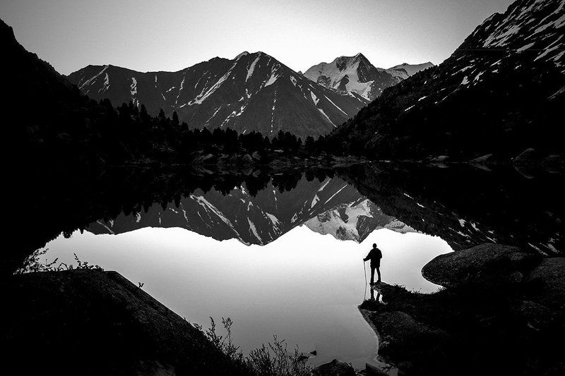 озеро, горы, отражение, черно-белое, человек, Рассвет на озере Дарашколь [2] фото превью