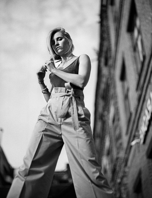 street, m-format, 6x7, glamor, romantic, beauty, fashion, film, art, portrait, davydov, лето, солнце, девушка, люди, красивая, стиль, аналоговая, монохромная, улица, пленэр, The Street Style... фото превью