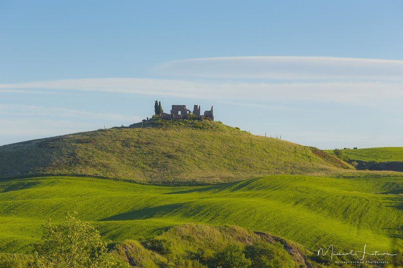 tuscany,italia,spring,green,hill,house, old, destroyed,grass,sky Nil permanent sub sole... фото превью