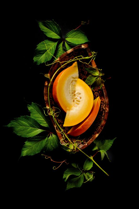 тыква, зелень, деревянная тарелка  фото превью