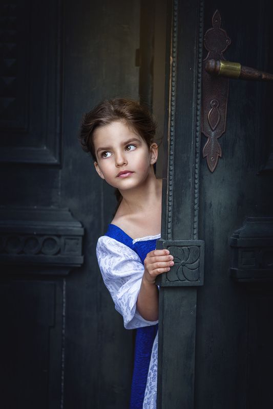 Behind the door фото превью