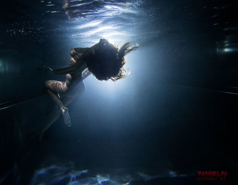 девушкаподводой, подводныйфотографмосква, подводноефото, фотографмосква, фотосъемкамосква, силуэт, нюподводой *** фото превью