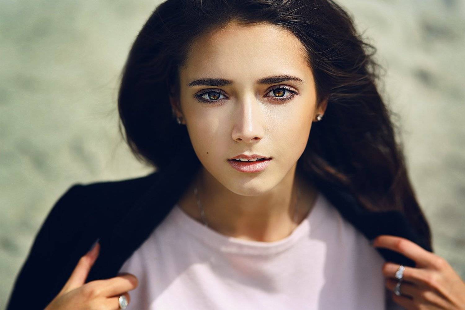 глаза, девушка, красивая, взгляд, руки, пиджак, руки, прическа, ветер, Дарья Комарова