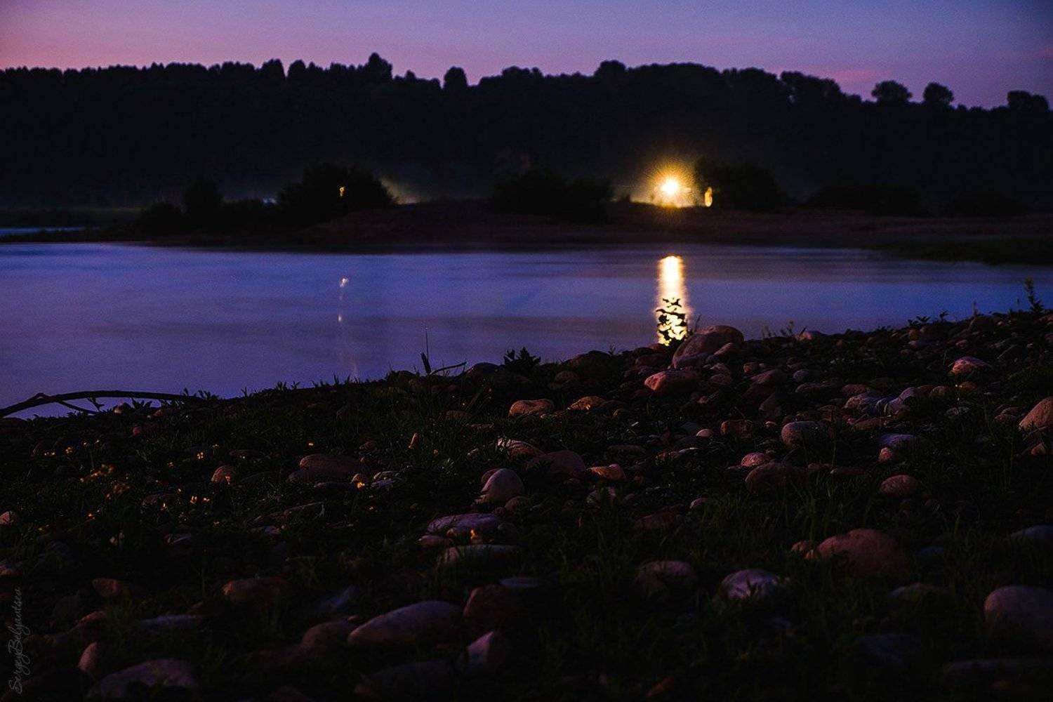 ночь, река, томь, усть-мрасс, камни, берег, лес, тайга, горы, фонари, вода, туман, Сергей Белявцев