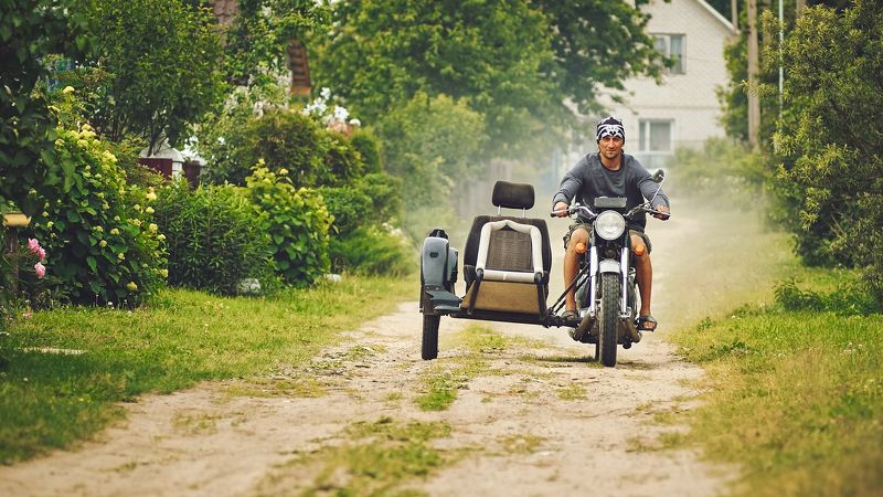 Байкер из частного сектора фото превью
