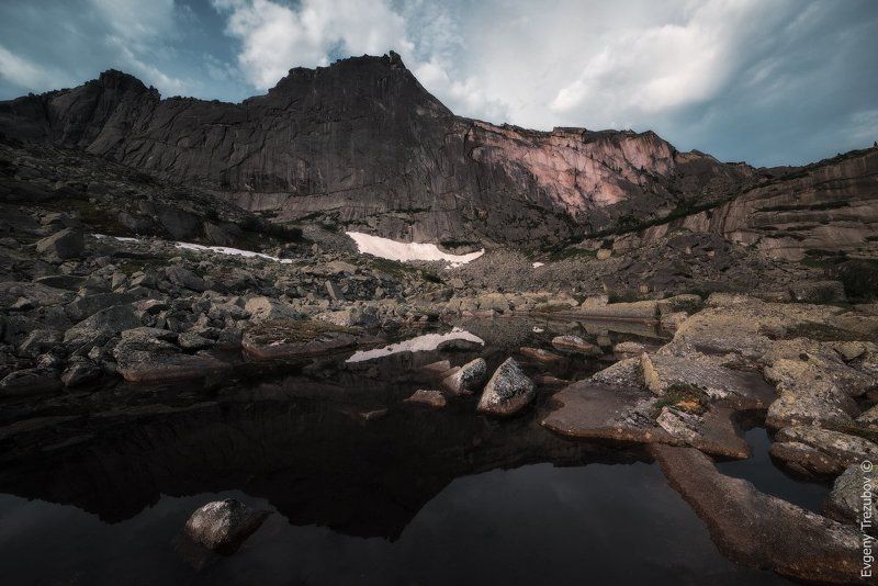 ергаки, природа, пейзаж, саяны, спящий саян, утро, облака, горы, скалы, лето, сибирь На рассвете у Спящего Саяна фото превью