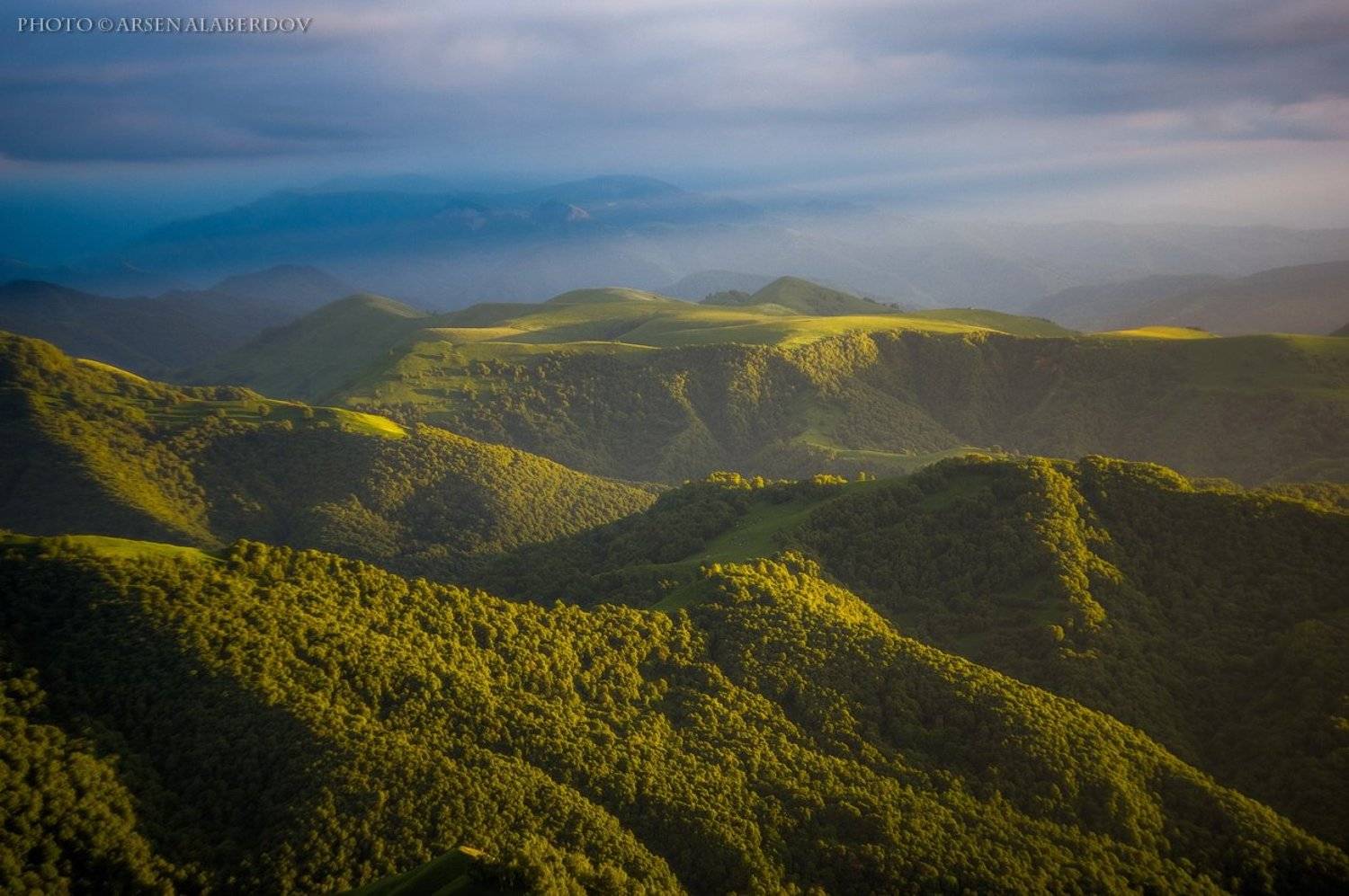 горы, предгорья, хребет, вершины, пики, восход, солнечный свет, скалы, холмы, долина, облака, путешествия, туризм, карачаево-черкесия, кабардино-балкария, северный кавказз , закат, свет, лучи, Арсен Алабердов