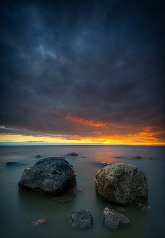 пейзаж море камни закат На закате фото превью