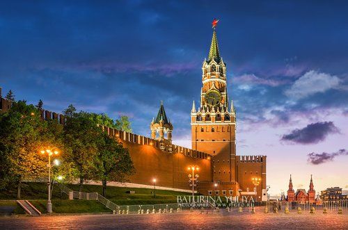 Спасская башня летним вечером